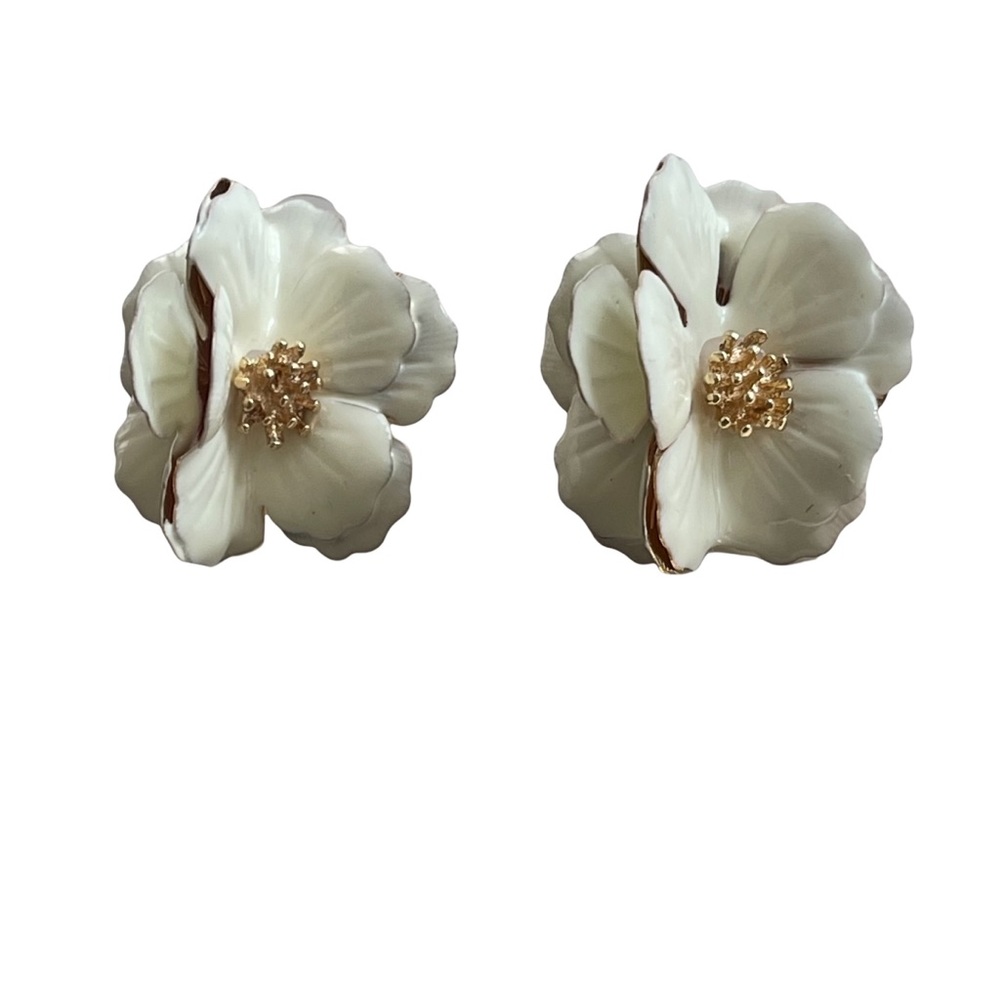 White enameled gold tone flower pierced stud earrings